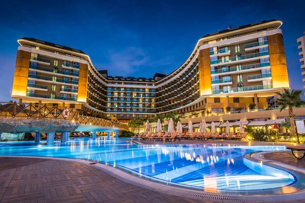 Aska Lara Resort & Spa – Poollandschaft und Sonnenterrasse