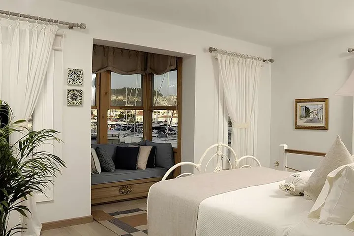 Cesme Marina Konukevi – Poollandschaft und Sonnenterrasse