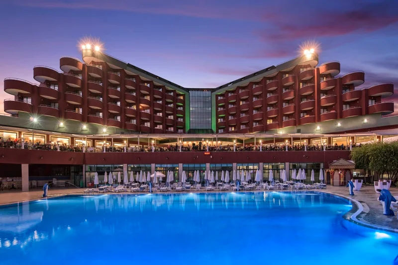 Delphin Deluxe Resort Beheizter Pool und Außenanlage