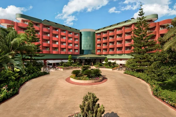 Delphin Deluxe Resort – Poollandschaft und Sonnenterrasse