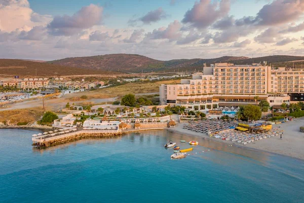 Design Plus Seya Beach Hotel – Poollandschaft und Sonnenterrasse