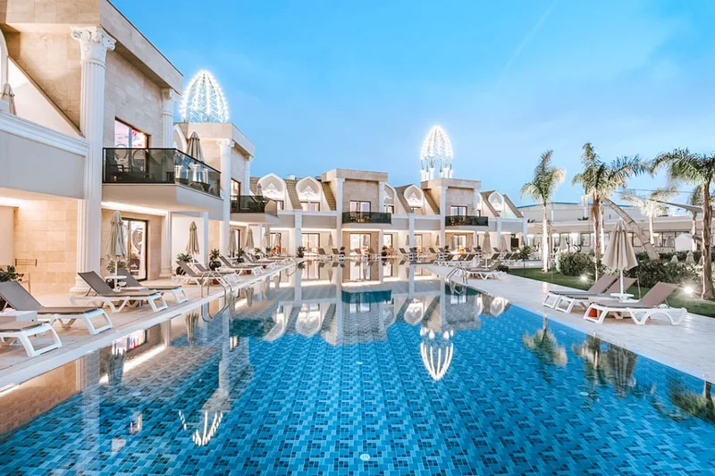 Granada Luxury Belek Beheizter Pool und Außenanlage