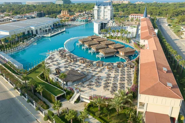 Granada Luxury Belek – Poollandschaft und Sonnenterrasse