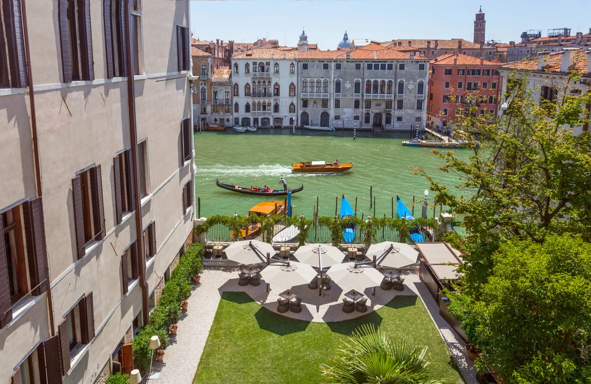 Aman Venice – Poollandschaft und Sonnenterrasse