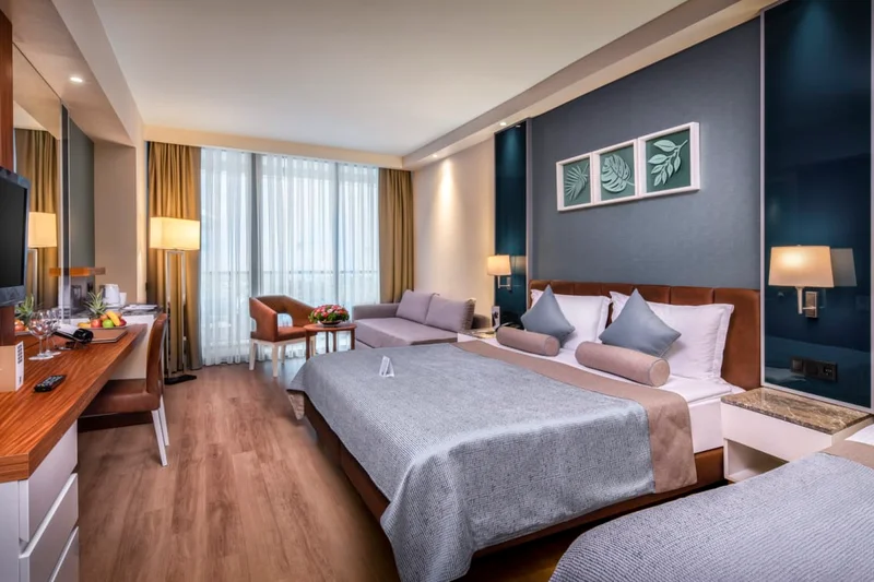 Hotel Baia Lara Beheizter Pool und Außenanlage