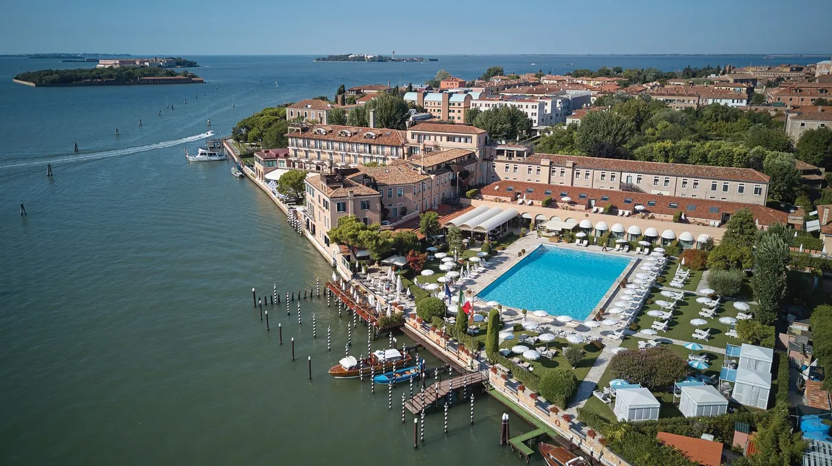 Belmond Hotel Cipriani – Poollandschaft und Sonnenterrasse