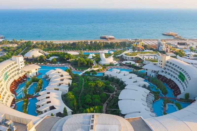 Cornelia Diamond Golf Resort & SPA – Poollandschaft und Sonnenterrasse