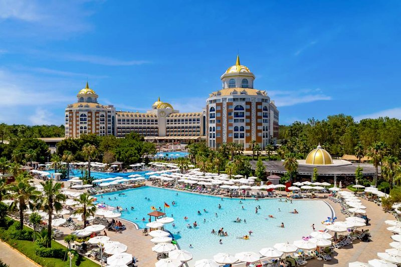Delphin BE Grand – Hauptansicht und Außenbereich in Belek
