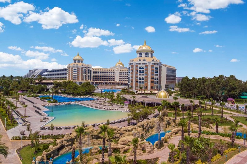 Delphin BE Grand – Poollandschaft und Sonnenterrasse