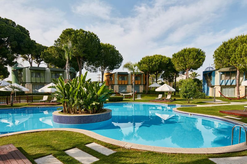 Gloria Verde Resort – Poollandschaft und Sonnenterrasse