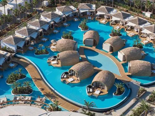 D Maris Bay – Wellnessbereich und Strandabschnitt
