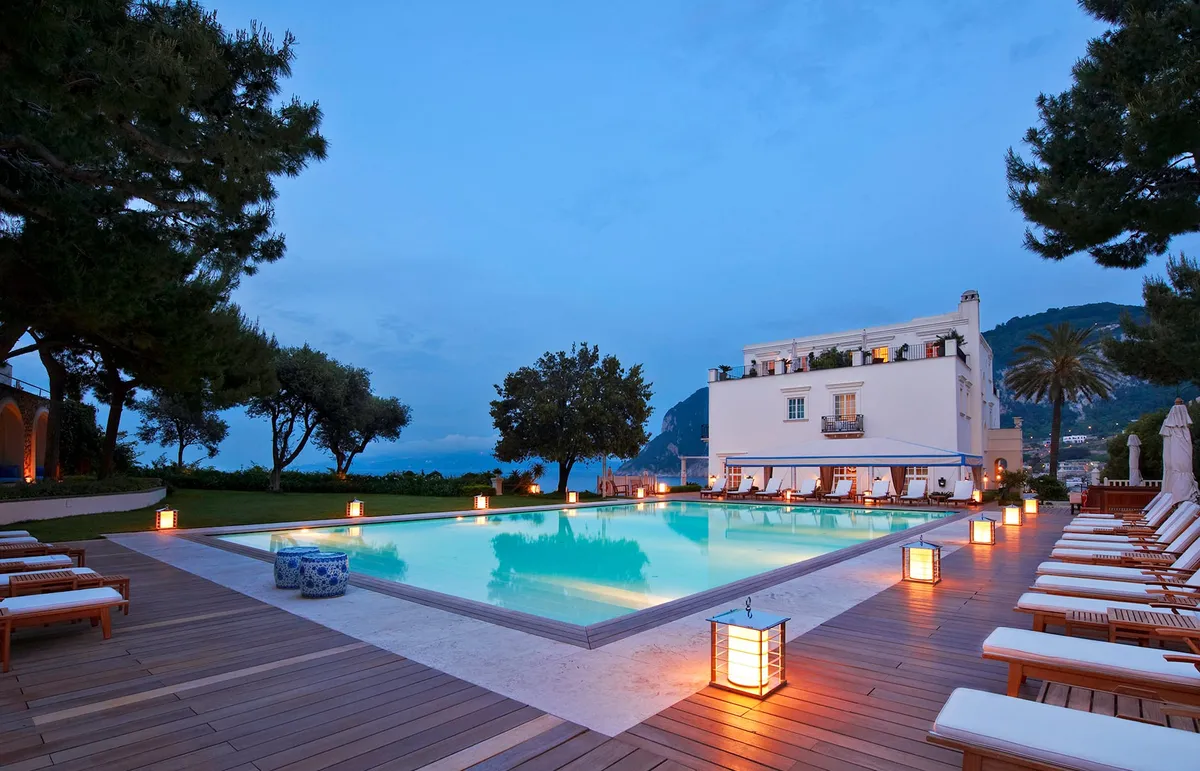 J.K. Place Capri – Poollandschaft und Sonnenterrasse