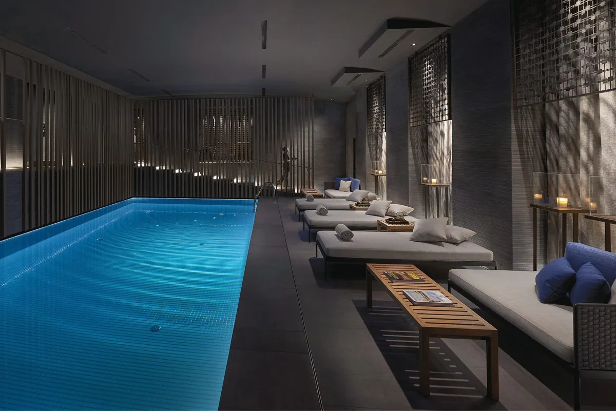 Mandarin Oriental Milan – Poollandschaft und Sonnenterrasse