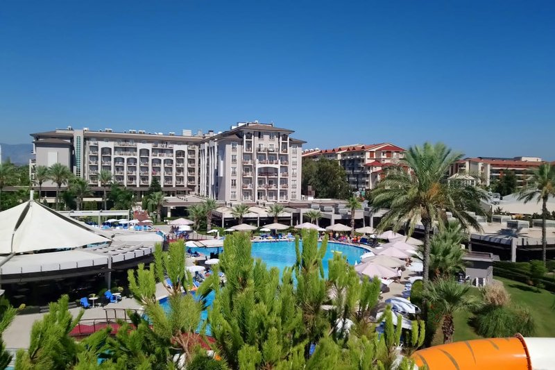 Sunis Elita Beach Resort & Spa – Poollandschaft und Sonnenterrasse