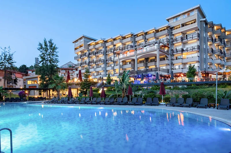 Justiniano Deluxe Resort Beheizter Pool und Außenanlage