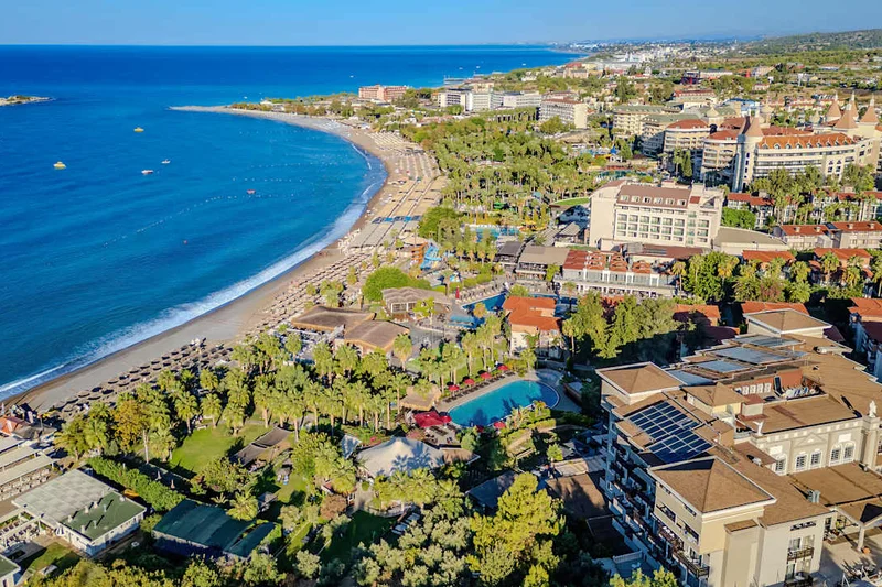 Justiniano Deluxe Resort Zimmerausstattung und Balkon