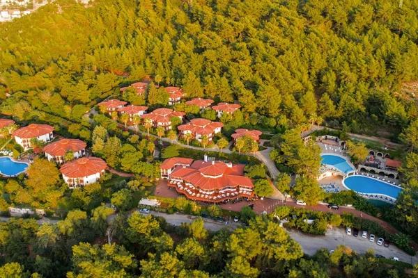 Montana Pine Resort – Poollandschaft und Sonnenterrasse