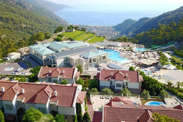 Sertil Deluxe Tropical Suites – Hauptansicht und Außenbereich in Ölüdeniz