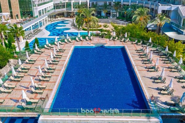 Sherwood Exclusive Lara – Poollandschaft und Sonnenterrasse