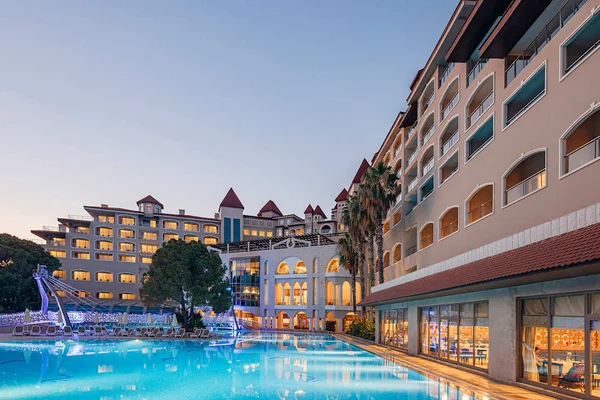 Sirene Belek Hotel – Poollandschaft und Sonnenterrasse