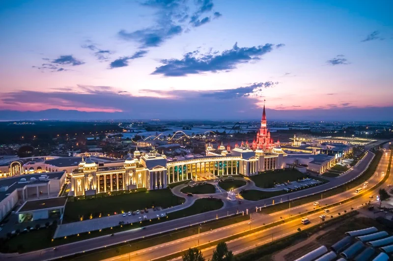 The Land of Legends Kingdom Hotel Zimmerausstattung und Balkon